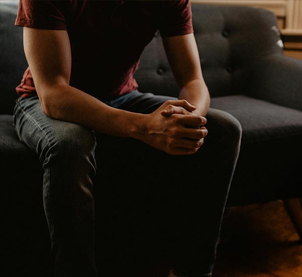 personne assise écoute