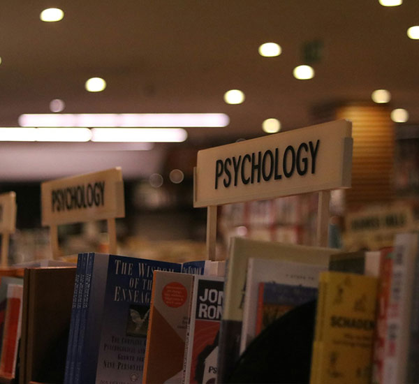 bibliothèque au rayon psychologie